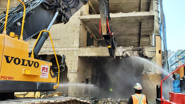 Combi Crusher CC65R at a construction site